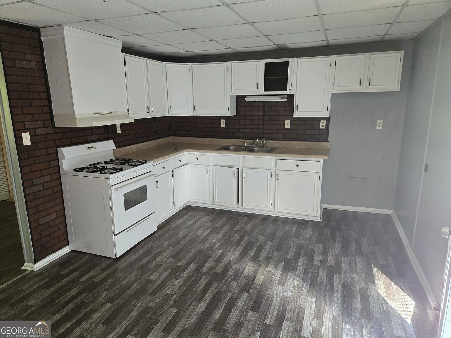 3 bed, 1.0 bath, 1056 sqft, $1,500 — Photo 3