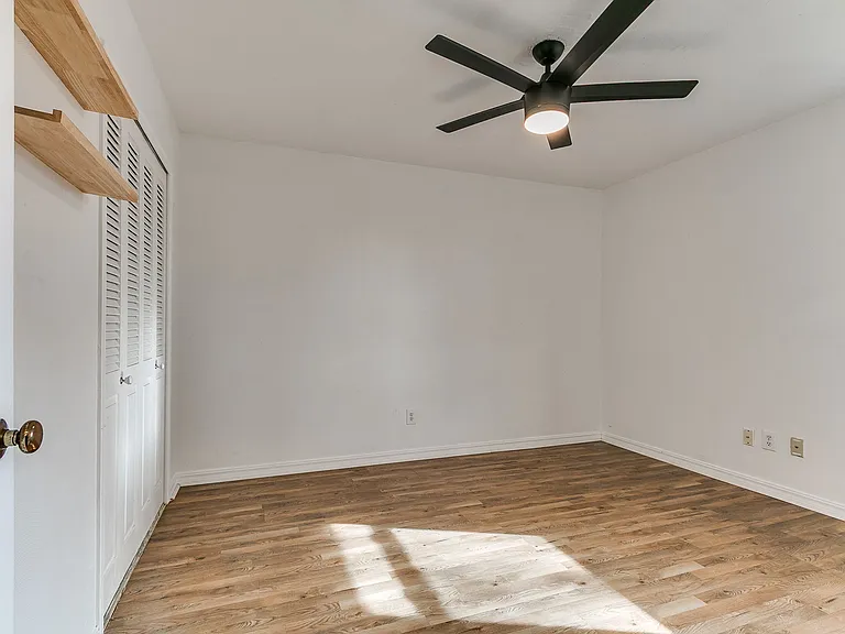 3210 W Wilshire Blvd — Photo 14