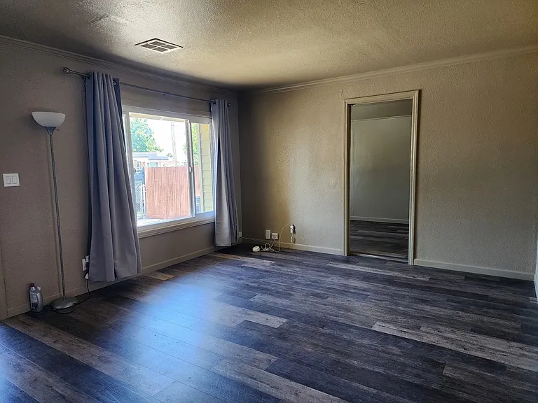 122 Eldridge Ave — Photo 5