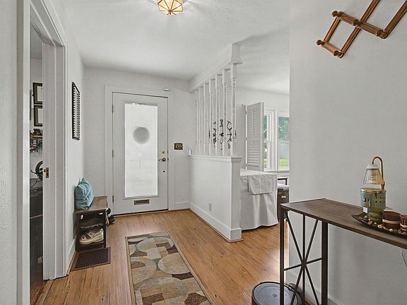 3rd image of 609 W Broadway St