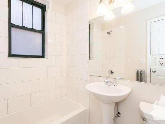 4th image of 428 W Surf St #205
