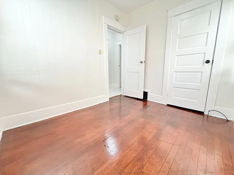 Charming 2 Bed / 2 Bath Apartment on Ocean Blvd Garage Included — Photo 13