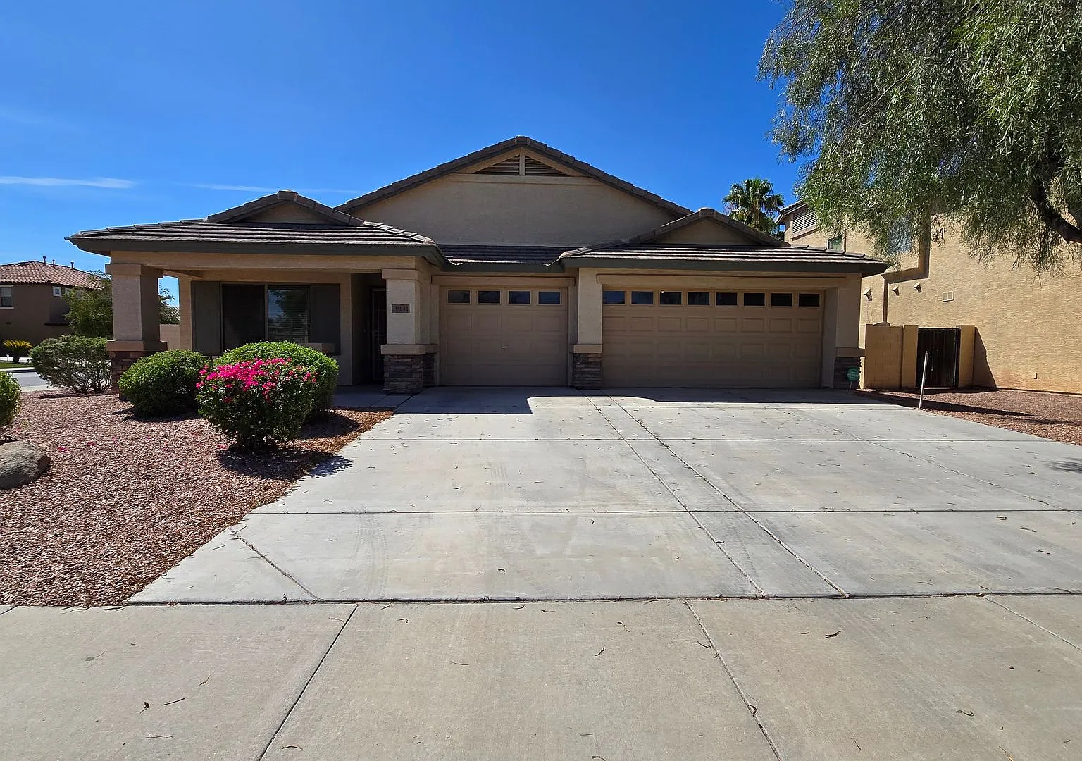 Three Car Garage and 4 bedrooms in Goodyear for sub 2k SOLAR!! — Photo 1