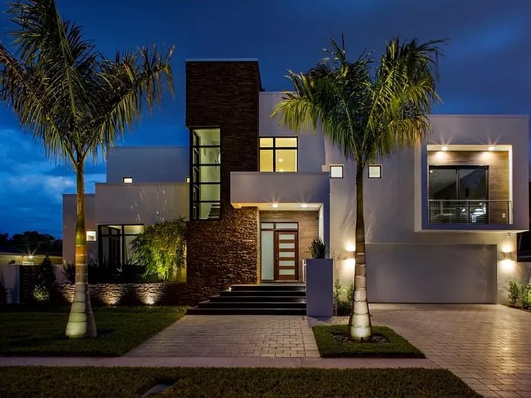 356 Bayview Dr NE — Photo 1