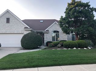 1036 Willowood Cir, Bowling Green, OH 43402