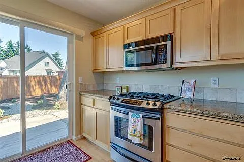 537 SE Oak Grove Ave — Photo 4