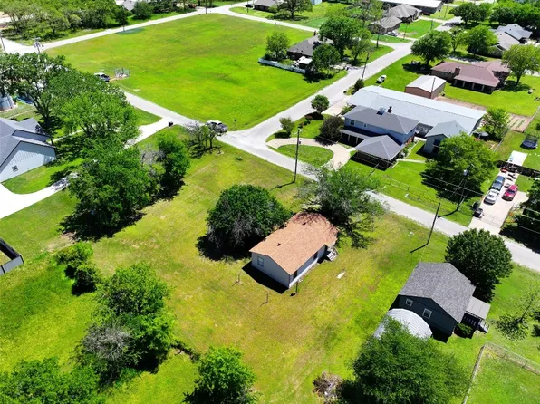 108 E 1st St, Granbury, TX 76476