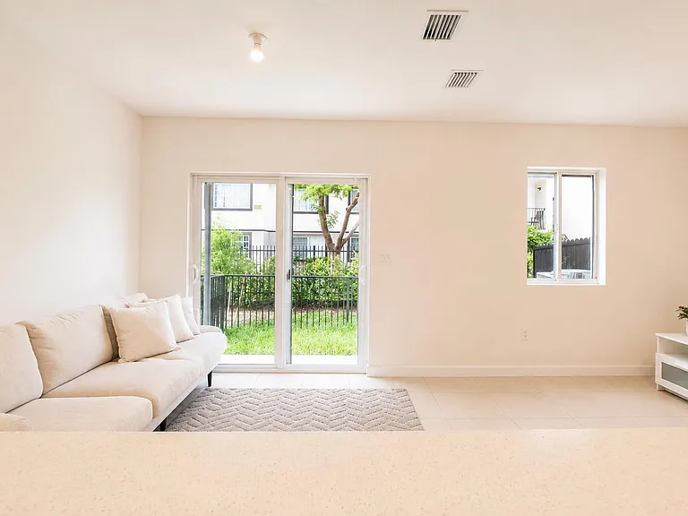 5085 SW 37th St — Photo 13
