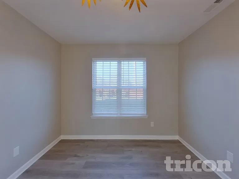 1402 Weston Ln — Photo 4
