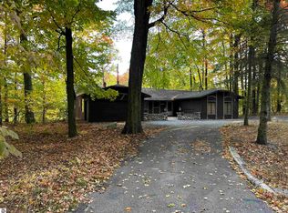 5417 Golf View Rd, Bellaire, MI 49615