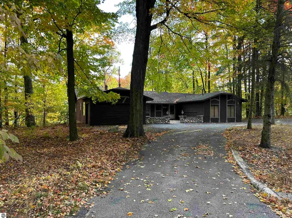 5417 Golf View Rd, Bellaire, MI 49615