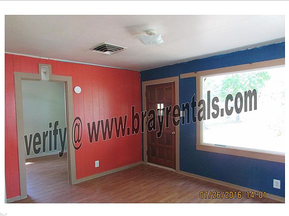 911 Orchard Ave. entry