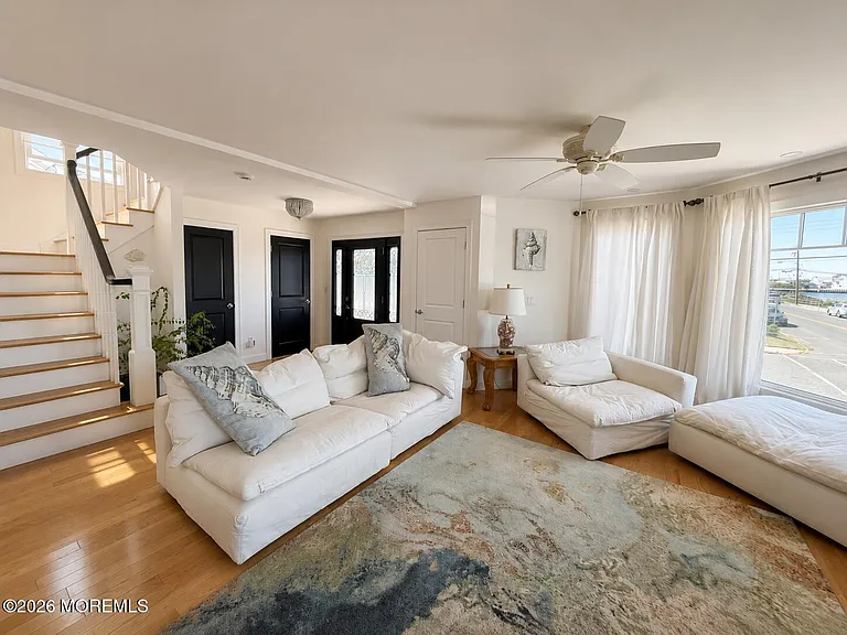550 Whiting Ave — Photo 4