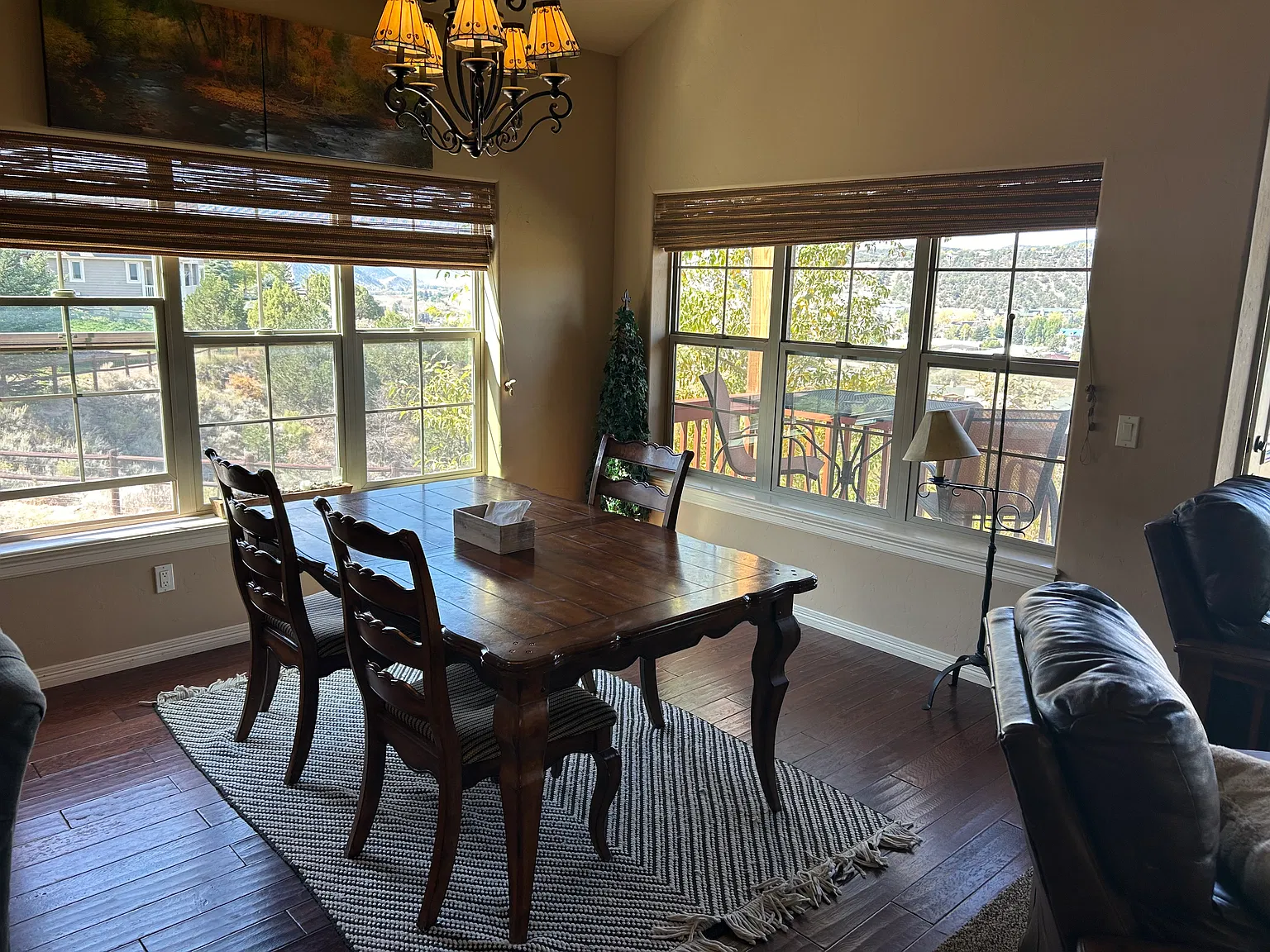 201 Bluffs Dr — Photo 2