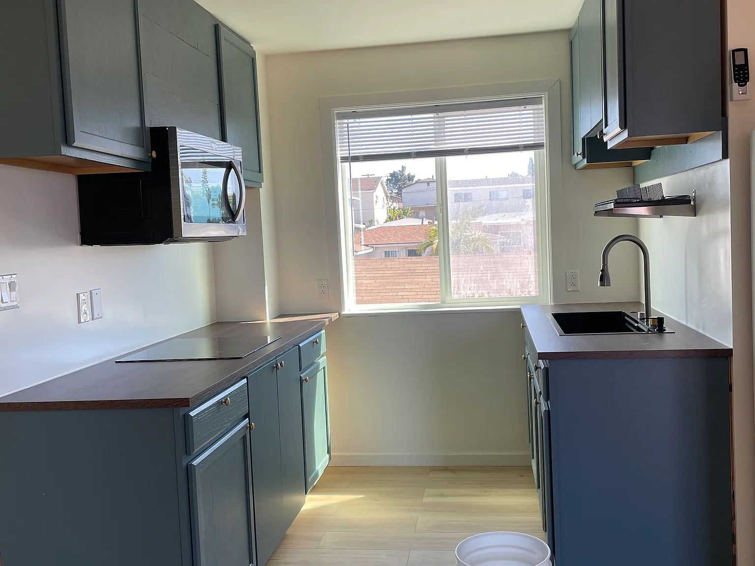 3 bed, 740 sqft, $1,100 — Photo 2
