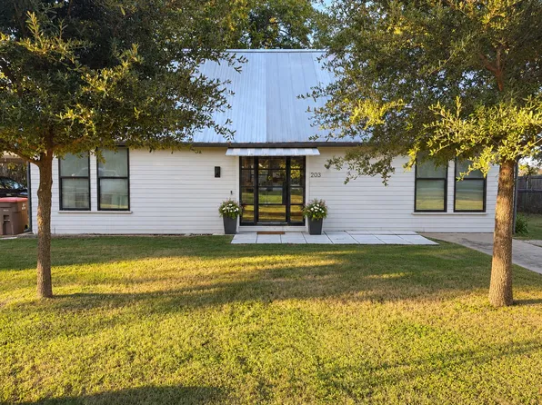 203 E Ash Dr, Johnson City, TX 78636