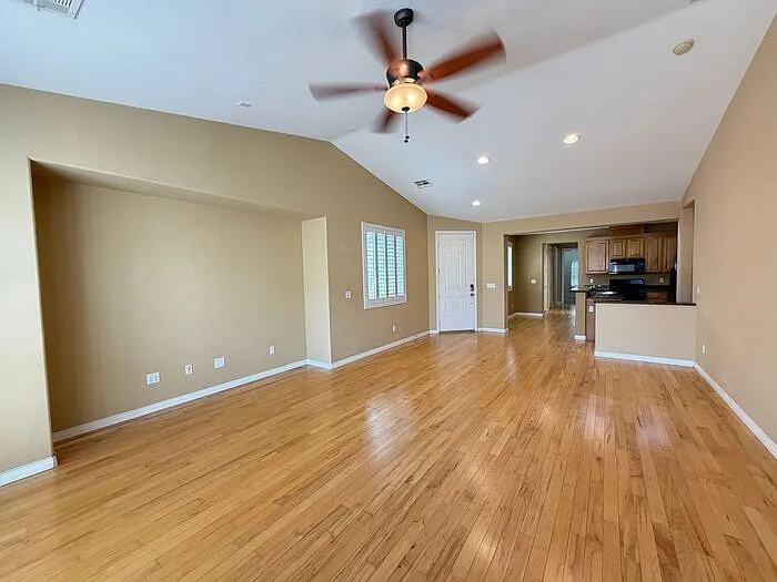 3 bed, 3.0 bath, 1620 sqft, $2,185 — Photo 2