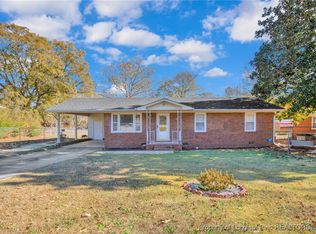 81 Sandclay Dr, Spring Lake, NC 28390