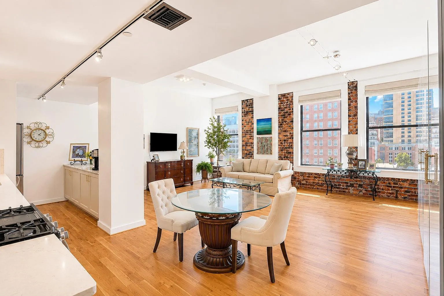 1 bed, 1.0 bath, 886 sqft, $2,200 — Photo 1