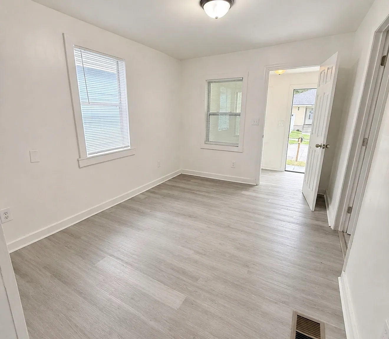 Spacious Bedrooms, Newly Renovated, Move-In Ready! — Photo 3