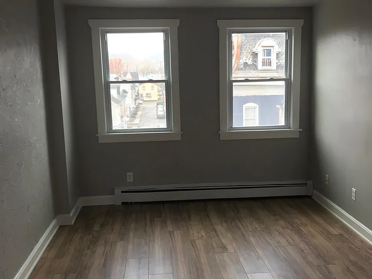 401 S Main St #4 — Photo 5