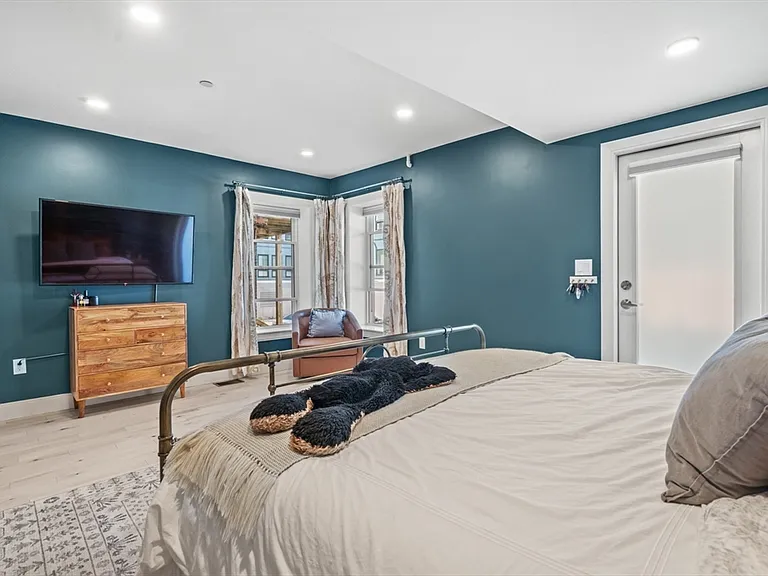 340 Meridian St #1 — Photo 8