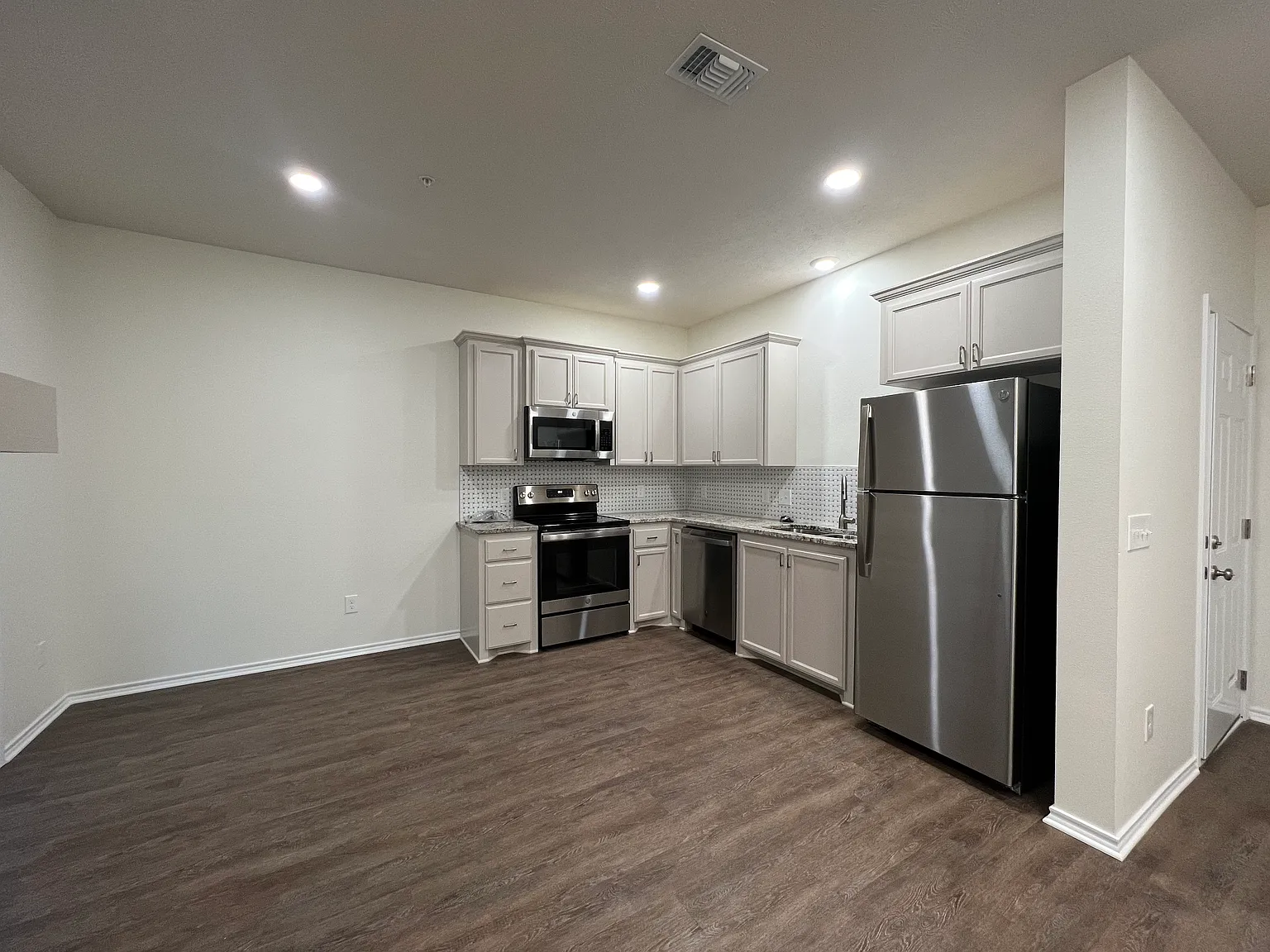 3 bed, 2.5 bath, 1429 sqft, $1,800 — Photo 4