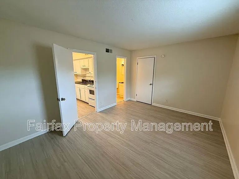 1011 Burke St #13 — Photo 5