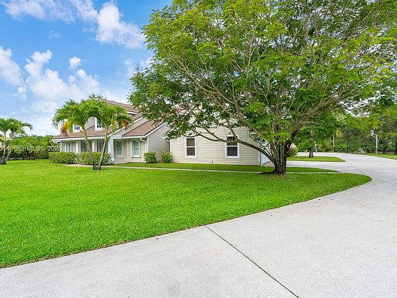 2nd image of 5703 Lago Del Sol Dr