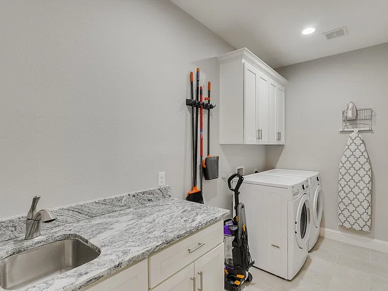 8206 Chesham Dr — Photo 37