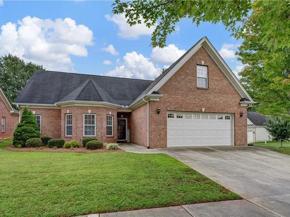 1692 Finwick Dr, Pfafftown, NC 27040