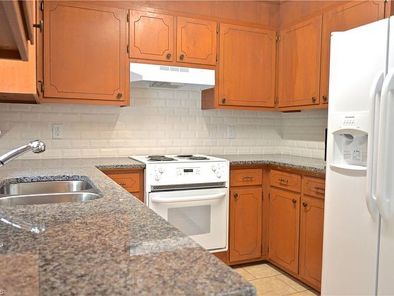 3rd image of 572 Oakwood Cres