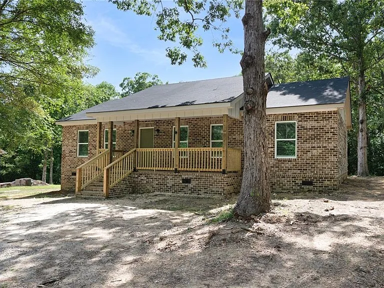 135 Holly Creek Dr — Photo 2