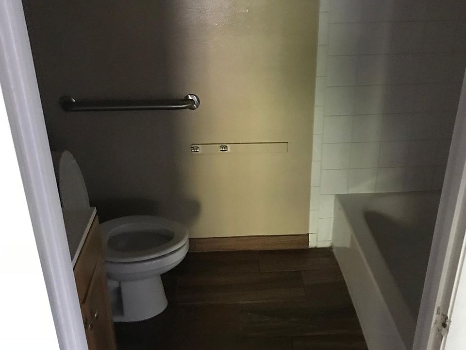 2nd image of 405 NE 27th Ave