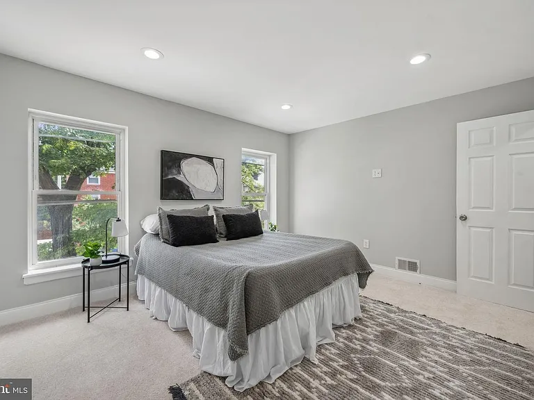 908 W Lombard St — Photo 7