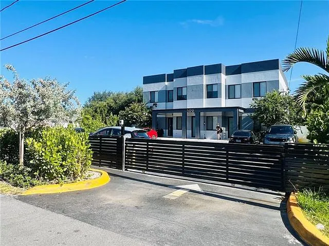 309 NW 7th Ct — Photo 1
