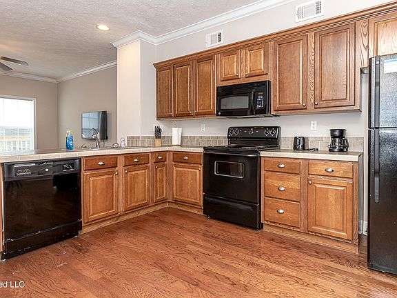 3rd image of 611 Peach St #611