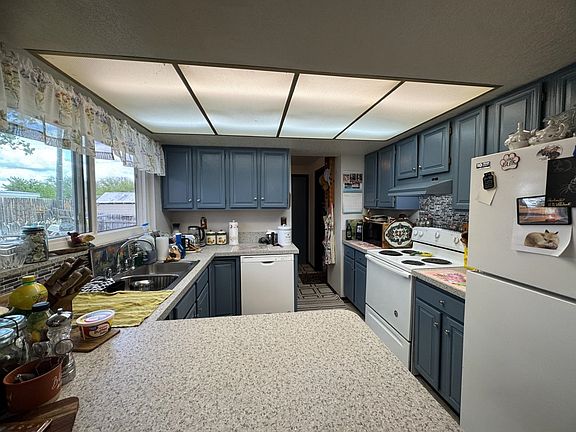 5th image of 670 Wood St