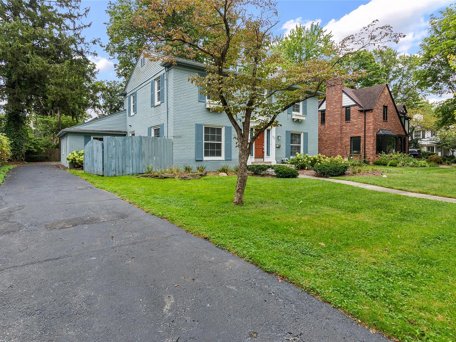 4 bed, 2.5 bath, 2414 sqft, $4,000 — Photo 2