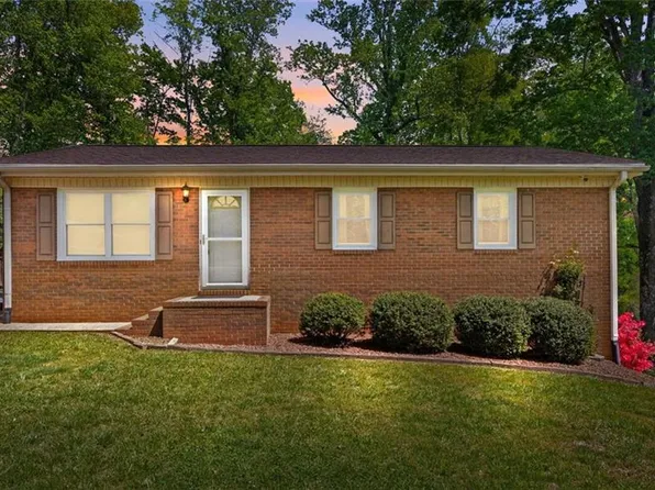 1195 Old Vfw Rd, Pinnacle, NC 27043