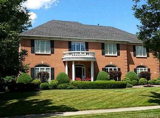 42 N Woodside Ln, Williamsville, NY 14221