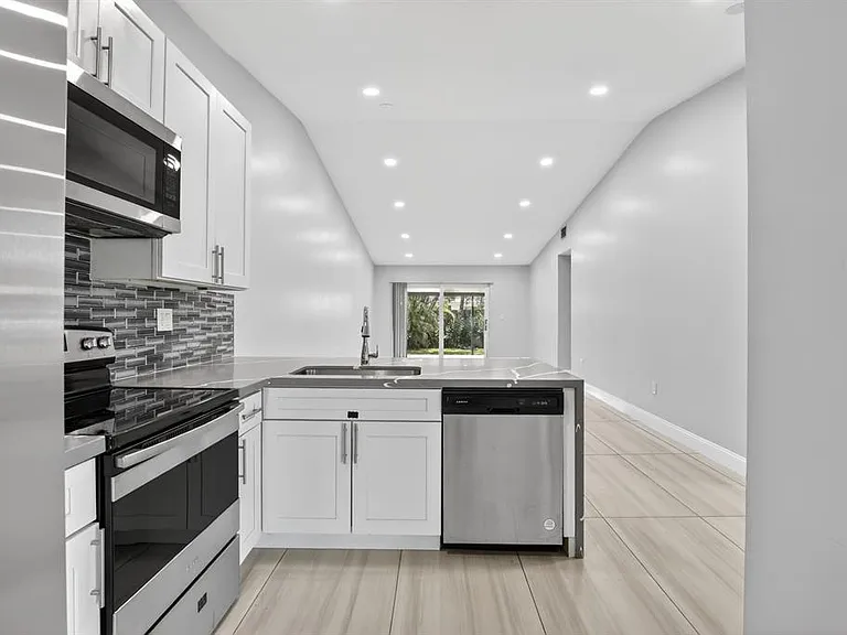 4404 Treasure Cove Dr — Photo 1