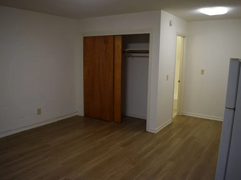 402 W Clark St — Photo 13
