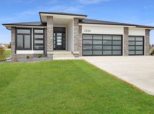 2224 Crabapple Dr, Norwalk, IA 50211