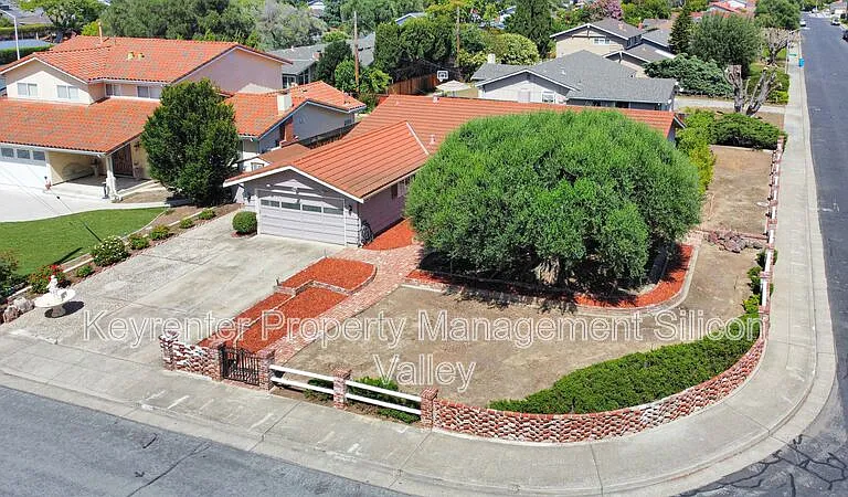 373 Redwood Ave — Photo 26