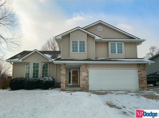 2015 Eagle Ridge Dr, Papillion, NE 68133