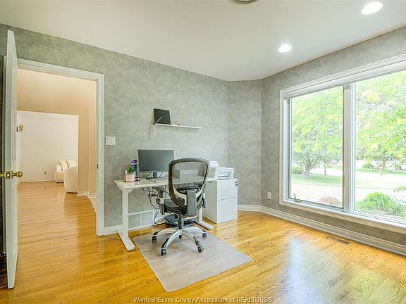 5th image of 36 Meadow Ln
