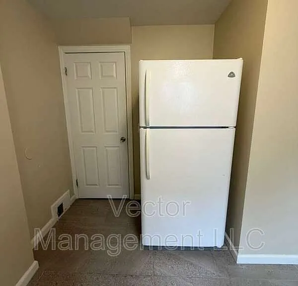 1160 Whitney Ave E — Photo 8