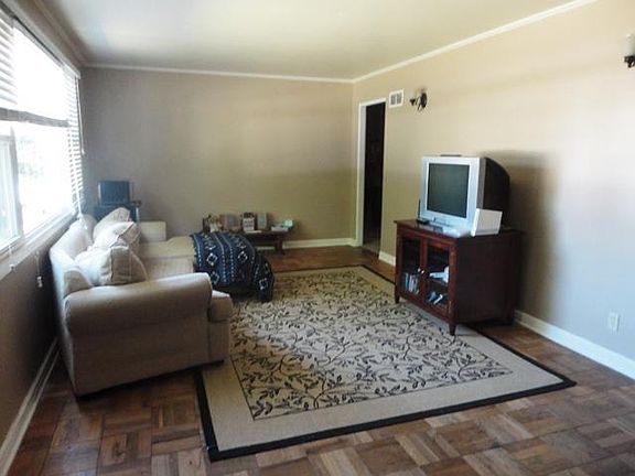 3rd image of 606 N 10th St