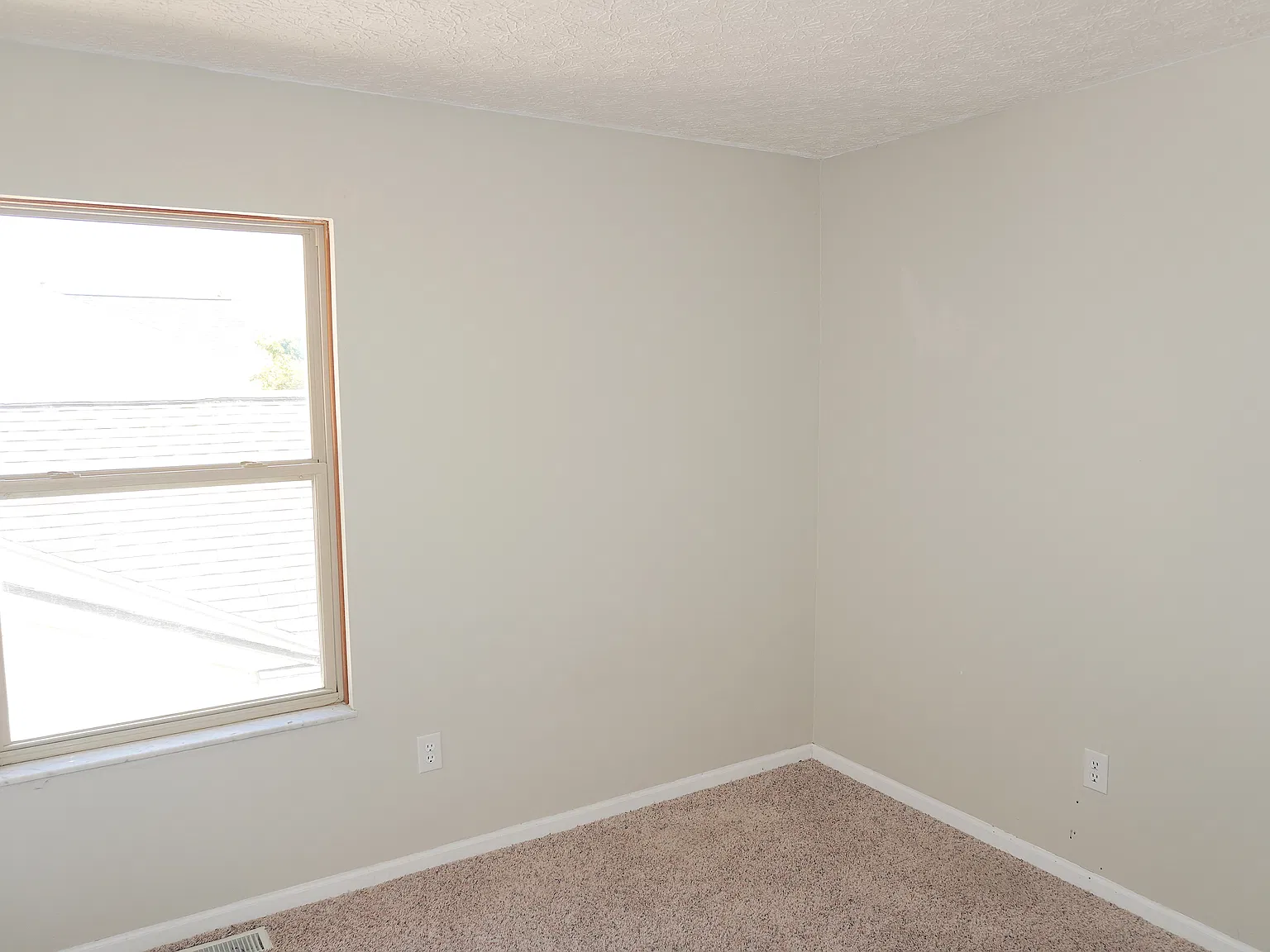 3 bed, 1296 sqft, $2,100 — Photo 3